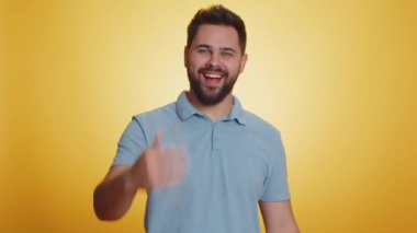 Gel bana, sana sarılmak istiyorum. Beyaz tenli yakışıklı adam ellerini uzattı ve sana sarıldı. Hoş bir ifade, aşk duyguları. Genç adam sarı stüdyo geçmişinde tek başına izole edilmiş. İnsan yaşam tarzları