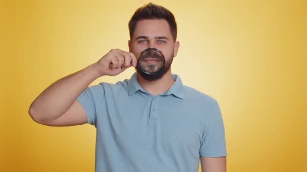 Καυκάσιος Άντρας Κρατάει Μεγεθυντικό Φακό Υγιή Λευκά Δόντια Κοιτάζοντας Την — Αρχείο Βίντεο