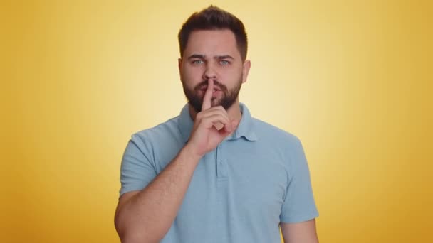 Silenzio Favore Giovane Uomo Caucasico Preme Indice Dito Labbra Segno — Video Stock