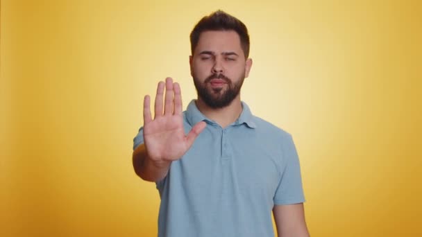 Homem Irritado Dizer Hold Palma Dobrada Mãos Cruzadas Stop Gesto — Vídeo de Stock