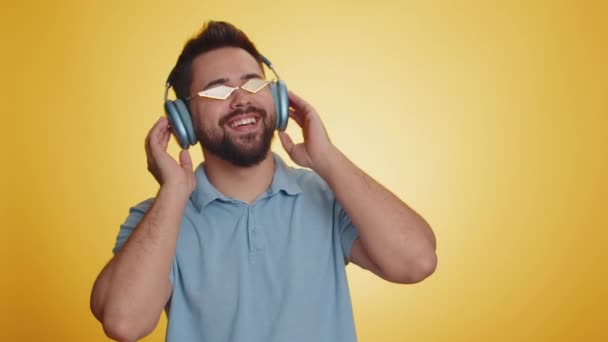 Νεαρός Ευτυχισμένος Άνθρωπος Ακούγοντας Μουσική Μέσω Ακουστικών Και Χορεύοντας Ντίσκο — Αρχείο Βίντεο