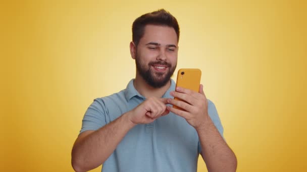 Feliz Sorprendido Emocionado Hombre Caucásico Alegre Uso Camiseta Teléfono Inteligente — Vídeos de Stock