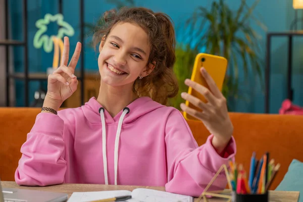 Vit Tonåring Flicka Bloggare Som Tar Selfie Smartphone Kommunicera Videosamtal — Stockfoto