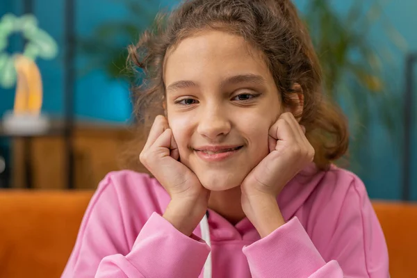 Mutlu Sakin Sakin Çocukluk Çağında Gülümseyen Bir Kızın Yakın Plan — Stok fotoğraf