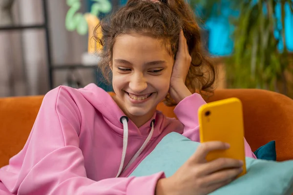 Preteen Schoolmeisje Sms Delen Berichten Inhoud Smartphone Social Media Toepassingen — Stockfoto