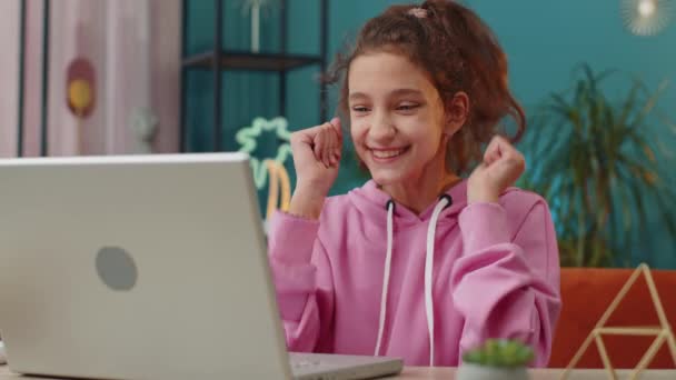 Heyecanlı Beyaz Liseli Kız Laptopla Başarıyı Kutluyor Zafer Kazanıyor Pozitif — Stok video