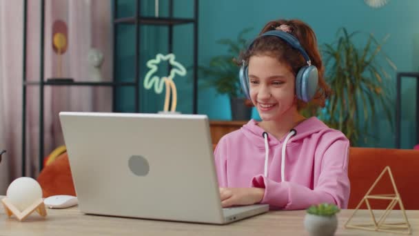 Preteen School Girl Looking Laptop Camera Faire Une Vidéoconférence Par — Video