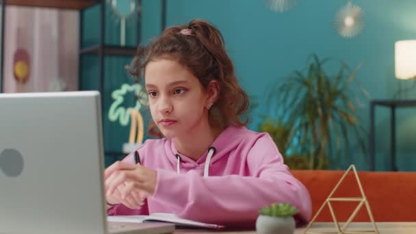 Kleuterschoolmeisje Dat Laptop Gebruikt Voor Online Les Huiswerk Maakt Notities — Stockvideo