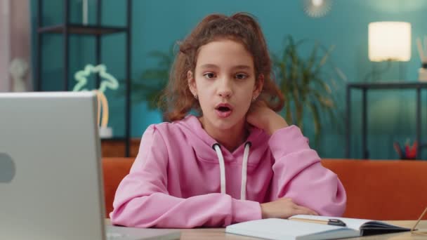 Meu Deus Wow Menina Escola Pré Adolescente Caucasiana Usando Laptop — Vídeo de Stock