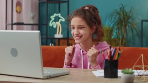 Traurige Preteen Schulmädchen Mit Laptop Computer Verliert Online Lotterie Erfolglos — Stockvideo