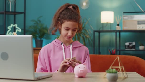 Kavkazská Školačka Dává Prasátka Dolar Hotovosti Malé Dítě Užívá Své — Stock video