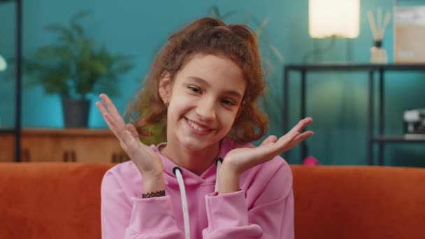 Portrait Une Adolescente Caucasienne Jouant Cache Cache Riant Jeune Enfant — Video