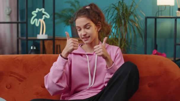 Przykład Happy Caucasian Nastolatka Szkolna Patrząc Aprobatą Aparat Pokazujący Kciuki — Wideo stockowe