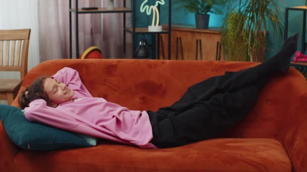 Szczęśliwa Zmęczona Nastolatka Leżąca Pomarańczowej Kanapie Odpoczywająca Ciesząca Się Dzienną — Wideo stockowe