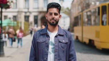 Gibi. Mutlu Hintli genç adam onaylayıcı bir şekilde kameraya bakıyor olumlu bir şey işaret ediyor gibi olumlu bir geri bildirim. Şehir caddesinde yürüyen Hintli adam. Şehir yaşam tarzları açık havada