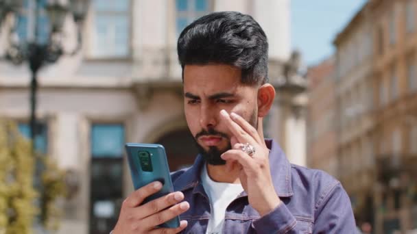 Молодой Бородатый Индиец Пользуется Смартфоном Печатает Браузере Теряет Удивление Внезапными — стоковое видео