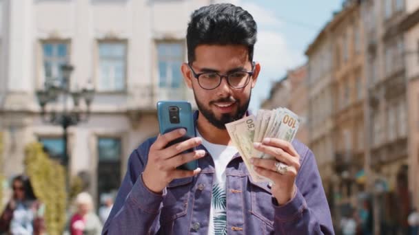 Feliz Hombre Indio Adulto Joven Contando Dinero Efectivo Dólares Utilice — Vídeo de stock