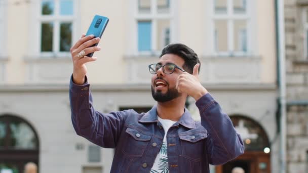 Blogger Hombre Indio Barbudo Tomando Selfie Teléfono Inteligente Comunicación Videollamadas — Vídeo de stock