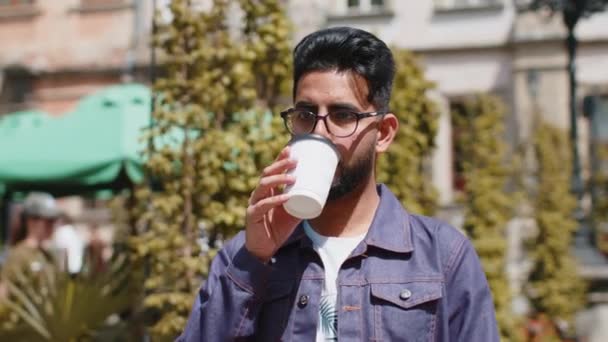 Jonge Bebaarde Indiaan Geniet Ochtends Van Koffie Thee Warme Drank — Stockvideo