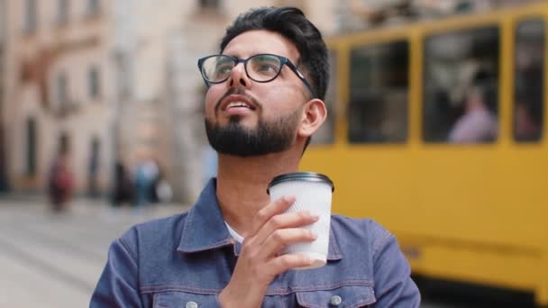 안경을 바깥에서 아침에 커피나 마시며 즐긴다 거리를 힌두교 남자가 커피를 — 비디오