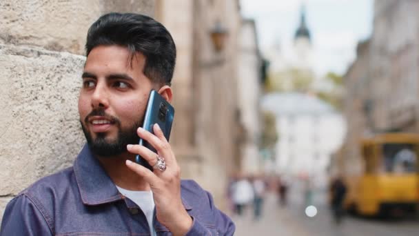 Heureux Homme Barbu Indien Parlant Téléphone Bonnes Nouvelles Inattendues Commérages — Video