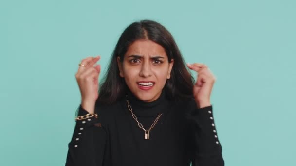 Szczęśliwy Radosny Indiański Kobieta Kciuki Krzycząc Świętując Sukces Wygrana Urodziny — Wideo stockowe