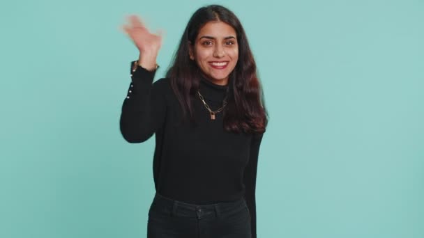 Chodź Dołącz Nas Witajcie Hinduska Arabska Kobieta Okazująca Zaproszenie Gestem — Wideo stockowe