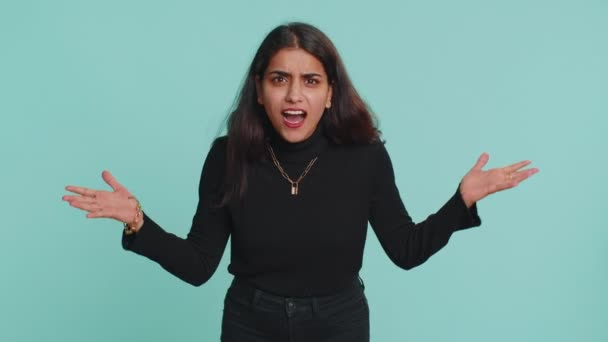 Neden Öfkeli Bir Ifadeyle Kaldıran Samimi Rahatsız Edici Hintli Kadın — Stok video