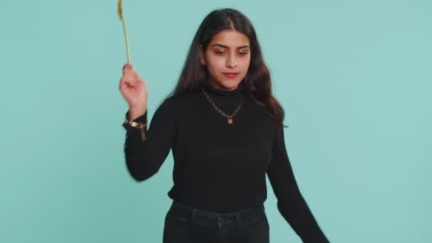 Tryllekunstner Troldmand Heks Kvinde Gestikulerer Med Tryllestav Stick Hvilket Gør – Stock-video