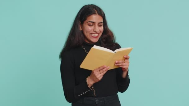 Glückliche Indische Frau Beim Lesen Lustiger Interessanter Märchenbücher Freizeitbeschäftigung Wissensweisheit — Stockvideo