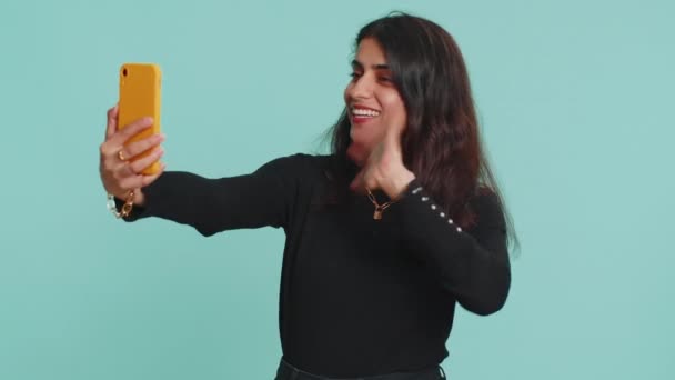Ινδή Γυναίκα Ταξιδιώτισσα Blogger Λαμβάνοντας Selfie Στο Smartphone Επικοινωνώντας Βιντεοκλήση — Αρχείο Βίντεο
