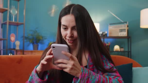 Θεέ Μου Ενθουσιασμένη Ευτυχισμένη Νεαρή Γυναίκα Χρησιμοποιούν Smartphone Πληκτρολογώντας Περιήγηση — Αρχείο Βίντεο