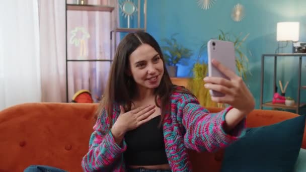 Szczęśliwa Blogerka Kobieta Robi Selfie Smartfonie Komunikuje Się Abonentami Nagrywa — Wideo stockowe
