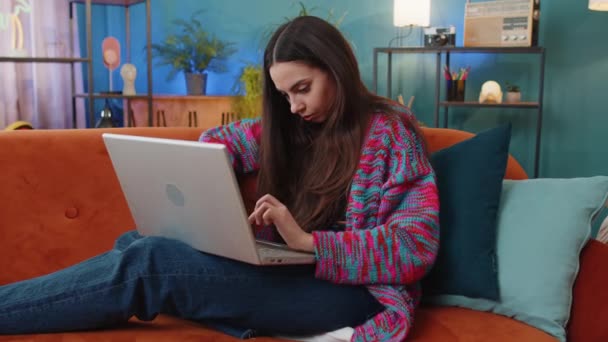 Běloška Sedící Gauči Zavírající Laptop Dokončení Práce Obýváku Mladá Dívka — Stock video