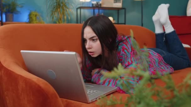 Незадоволена Кавказька Жінка Використовує Ноутбук Ноутбук Який Друкує Ноутбуки Програє — стокове відео