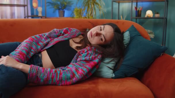 Traurig Einsame Frau Liegt Hause Zimmer Sieht Nachdenklich Über Lebensangelegenheiten — Stockvideo