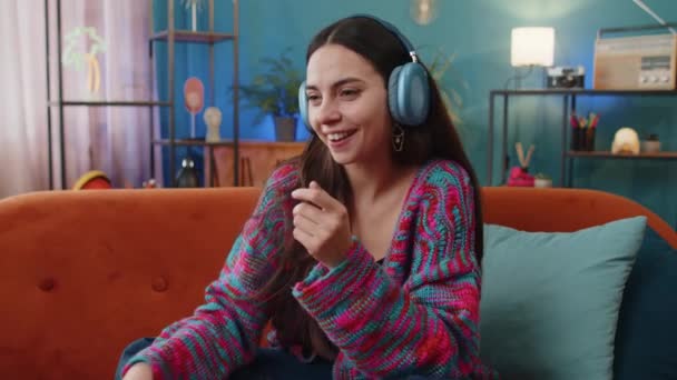 Glücklich Überglückliche Kaukasierin Mit Drahtlosen Kopfhörern Die Sich Auf Der — Stockvideo
