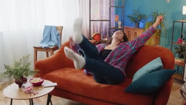 Mujer Caucásica Cansada Acostada Cómodo Sofá Tomando Una Siesta Durante — Vídeos de Stock