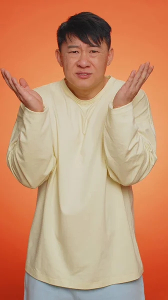 Porquê Sincero Irritado Asiático Homem Levantando Mãos Expressão Indignada Pedindo — Fotografia de Stock