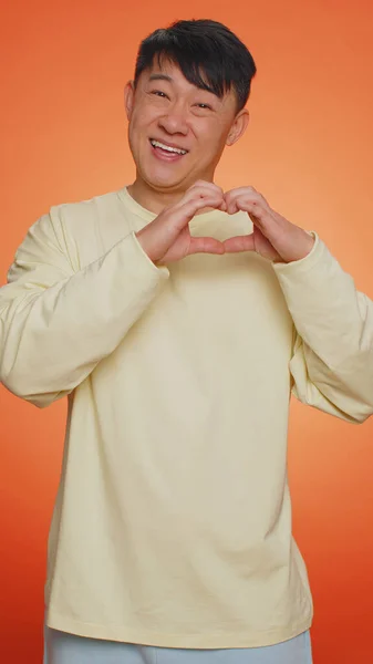 Homem Apaixonado Sorrindo Asiático Homem Faz Gesto Coração Demonstra Sinal — Fotografia de Stock