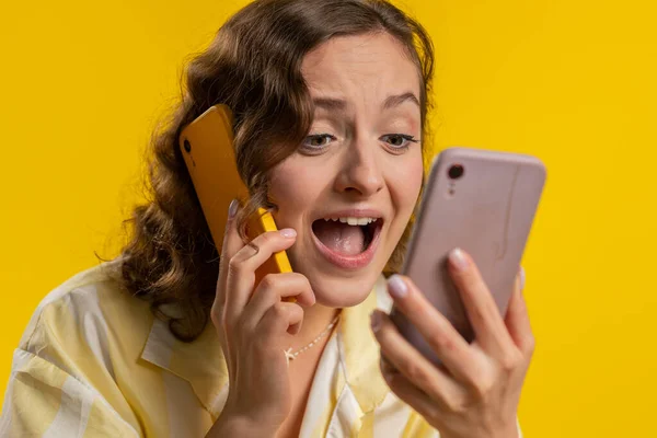 Irriterad Nervös Stressad Ung Kvinna Talar Skriker Två Mobiltelefoner Har — Stockfoto