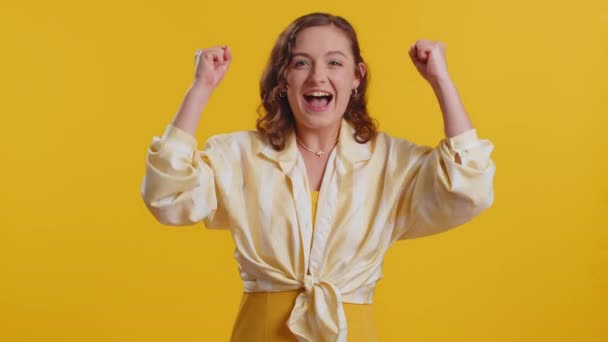 Щаслива Радісна Жінка Кричить Піднімаючи Кулаки Жесті Зробив Святкуючи Успіх — стокове відео