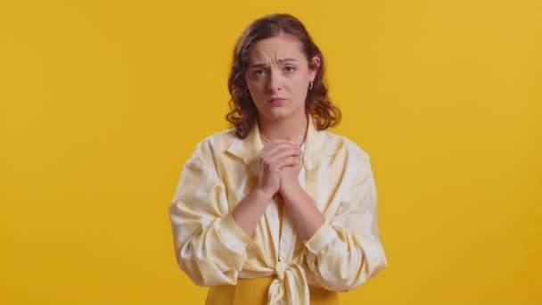 Lütfen Tanrım Yardım Beni Affet Genç Bir Kadın Dua Ediyor — Stok video