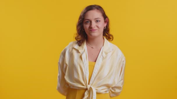 Glada Rolig Ung Kvinna Visar Tungan Gör Ansikten Framför Kameran — Stockvideo