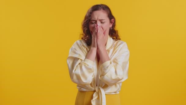 手で口をカバー咳をする不健康な若い女性 病気を感じます アレルギーやウイルス感染症の症状 発熱性疼痛ウイルス かなり魅力的なブルネット女の子絶縁一人で黄色のスタジオの背景 — ストック動画