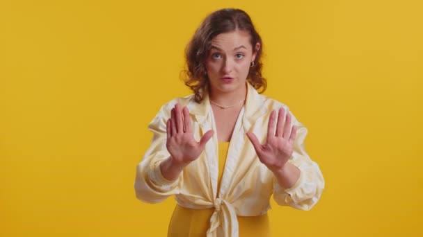 Hei Grijă Încet Tânăra Femeie Avertizează Gest Avertizare Degetului Spunând — Videoclip de stoc