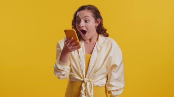 Młoda Kobieta Patrząc Smartfon Wyświetlacz Szczerze Raduje Się Zwycięstwo Odbieranie — Wideo stockowe