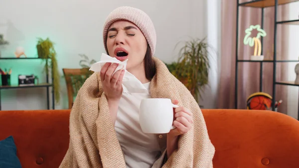Młoda Chora Kobieta Cierpiąca Przeziębienie Lub Alergię Siedząca Kanapie Salonie — Zdjęcie stockowe