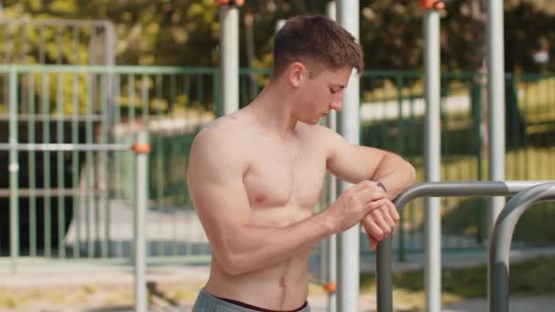 Athletischer Kaukasischer Muskulöser Mann Oben Ohne Mit Smartwatch Daumen Hoch — Stockvideo