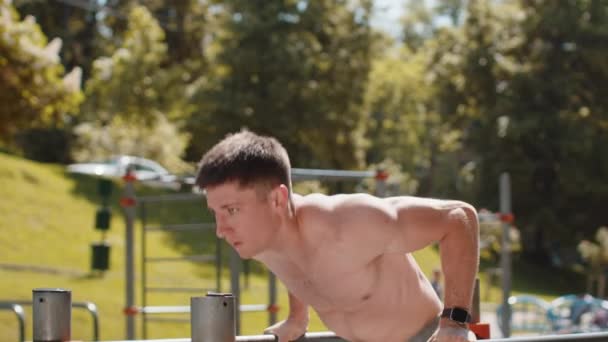 Atletisk Kaukasisk Topless Muskulös Man Öva Dopp Parallella Barer Utbildning — Stockvideo